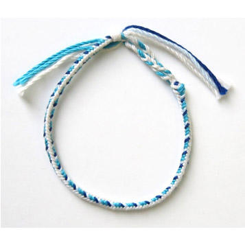 ミサンガディスクでつくる!! 角八つ組(4色使い)｜作品レシピ｜手編みと